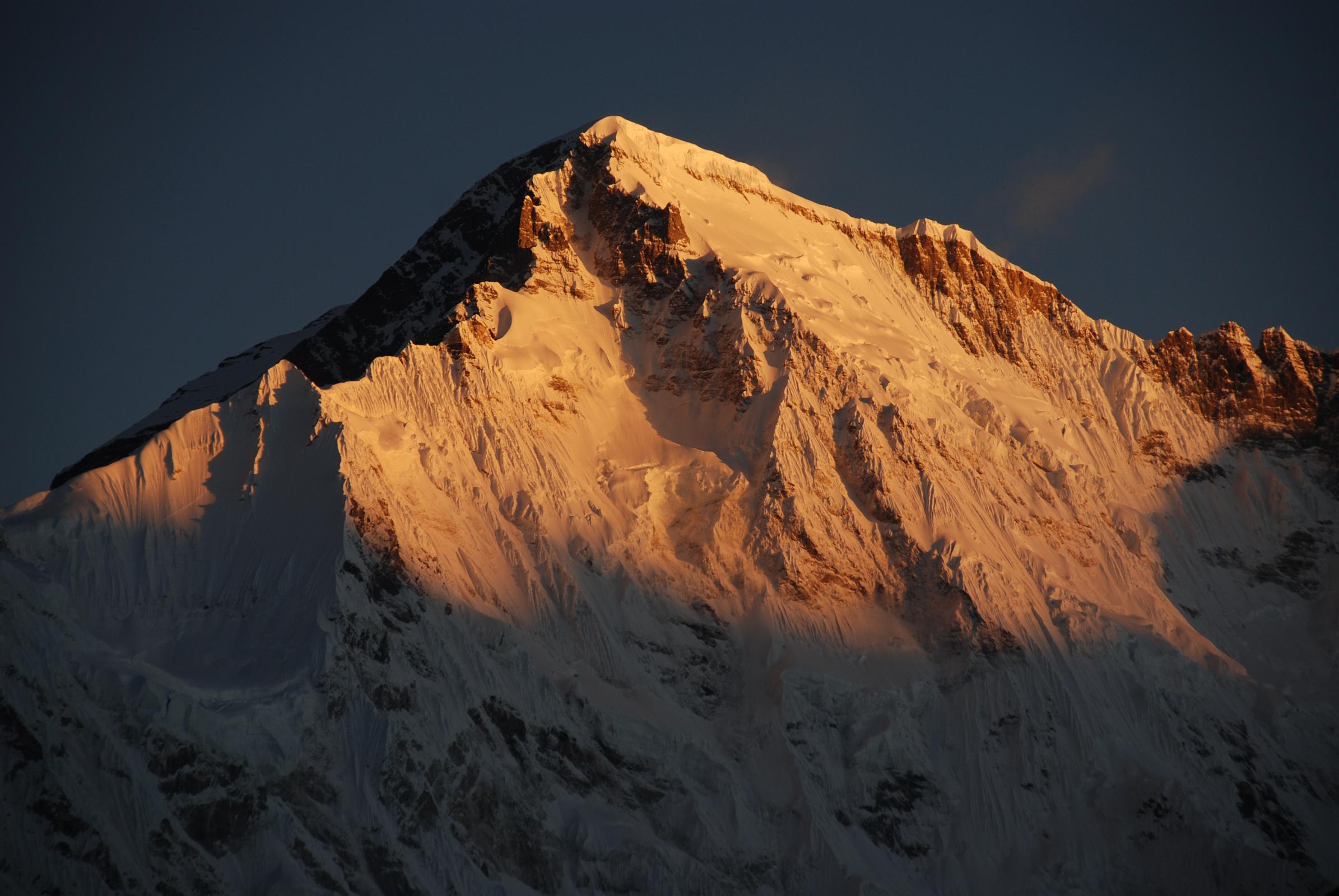 01 Gokyo 3 1 Cho Oyu At Sunrise Close Up From Gokyo The sun slowly descends the south face of Cho Oyu (8201m), the sixth highest mountain in the world, at sunrise from Gokyo, turning the colour of the face from a golden yellow to extremely bright white within a few minutes.